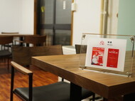 利尻昆布の絶品出汁ラーメン、味楽様　ウォールナット無垢テーブル4台、アームチェア16脚