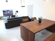 ウォールナットのダイニングセットとシックモダンリビング