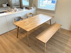 北海道産ナラ材テーブルと腰の椅子