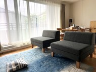 1人掛けソファを 2台置くリビング