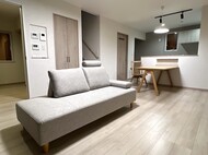 お昼寝ソファ / NAP sofa、無垢材の食卓テーブルと回転椅子