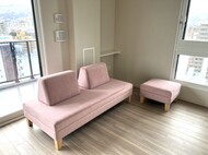 薄いピンクのソファ / 腰痛対策座面仕様 / 旭川家具 / 水で汚れが落ちる生地